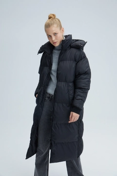 A wholesale clothing model wears 35477 - Maxi Puffer Jacket, Turkish wholesale Coat of Touche Prive