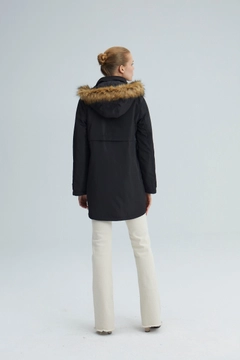 Ein Bekleidungsmodell aus dem Großhandel trägt 35479 - Hooded Relax Coat, türkischer Großhandel Mantel von Touche Prive