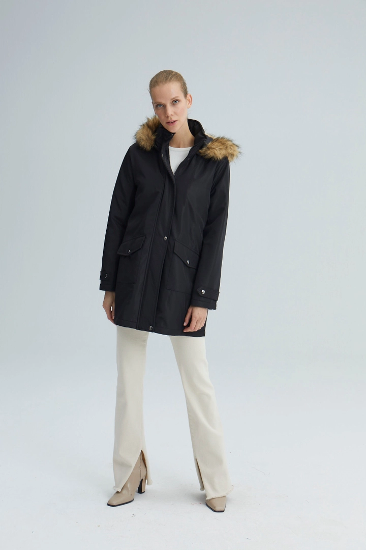 Ένα μοντέλο χονδρικής πώλησης ρούχων φοράει 35479 - Hooded Relax Coat, τούρκικο Σακάκι χονδρικής πώλησης από Touche Prive