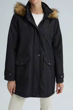 Ein Bekleidungsmodell aus dem Großhandel trägt 35479 - Hooded Relax Coat, türkischer Großhandel Mantel von Touche Prive