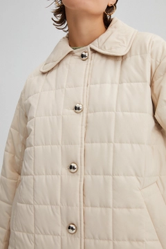 Ein Bekleidungsmodell aus dem Großhandel trägt 35489 - Embroidered Puffer Jacket, türkischer Großhandel Mantel von Touche Prive