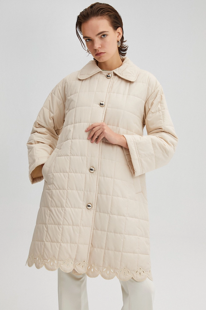 Ein Bekleidungsmodell aus dem Großhandel trägt 35489 - Embroidered Puffer Jacket, türkischer Großhandel Mantel von Touche Prive