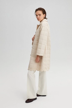Ένα μοντέλο χονδρικής πώλησης ρούχων φοράει 35489 - Embroidered Puffer Jacket, τούρκικο Σακάκι χονδρικής πώλησης από Touche Prive