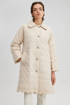 Een kledingmodel uit de groothandel draagt 35489 - Embroidered Puffer Jacket, Turkse groothandel Jas van Touche Prive