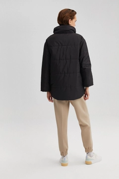 Una modella di abbigliamento all'ingrosso indossa 35493 - Oversize Puffer Jacket, vendita all'ingrosso turca di Cappotto di Touche Prive