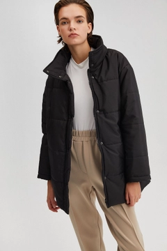 Bir model, Touche Prive toptan giyim markasının 35493 - Oversize Puffer Jacket toptan Kaban ürününü sergiliyor.