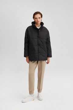 Una modelo de ropa al por mayor lleva 35493 - Oversize Puffer Jacket, Abrigo turco al por mayor de Touche Prive