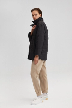 Een kledingmodel uit de groothandel draagt 35493 - Oversize Puffer Jacket, Turkse groothandel Jas van Touche Prive