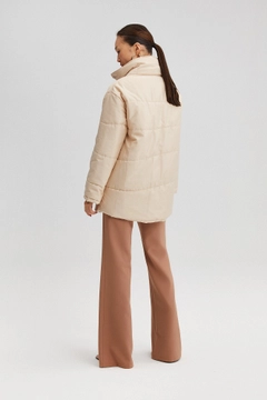 Una modella di abbigliamento all'ingrosso indossa 35495 - Oversize Puffer Jacket, vendita all'ingrosso turca di Cappotto di Touche Prive