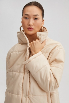 Een kledingmodel uit de groothandel draagt 35495 - Oversize Puffer Jacket, Turkse groothandel Jas van Touche Prive