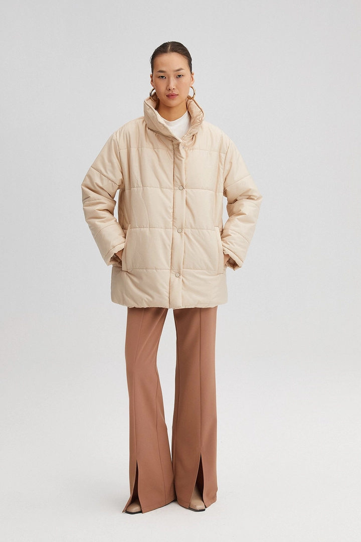 Ein Bekleidungsmodell aus dem Großhandel trägt 35495 - Oversize Puffer Jacket, türkischer Großhandel Mantel von Touche Prive