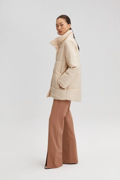 Ein Bekleidungsmodell aus dem Großhandel trägt 35495 - Oversize Puffer Jacket, türkischer Großhandel Mantel von Touche Prive