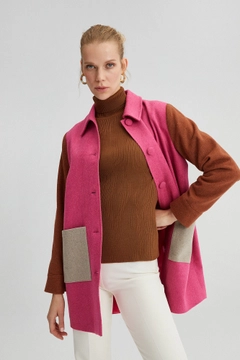 Bir model, Touche Prive toptan giyim markasının 35993 - Multicolored Fleece Coat toptan Kaban ürününü sergiliyor.