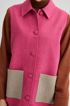 Een kledingmodel uit de groothandel draagt 35993 - Multicolored Fleece Coat, Turkse groothandel Jas van Touche Prive