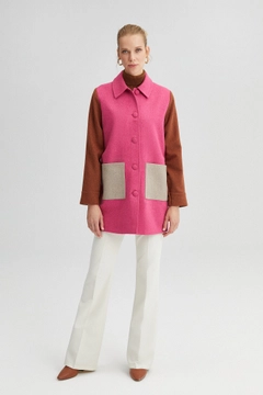 Ein Bekleidungsmodell aus dem Großhandel trägt 35993 - Multicolored Fleece Coat, türkischer Großhandel Mantel von Touche Prive