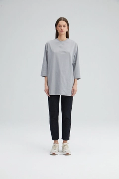 Ein Bekleidungsmodell aus dem Großhandel trägt TOU10027 - Basic Oversize Blouse, türkischer Großhandel Bluse von Touche Prive