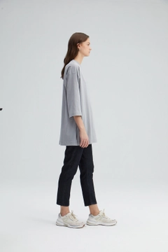 Bir model, Touche Prive toptan giyim markasının TOU10027 - Basic Oversize Blouse toptan Bluz ürününü sergiliyor.