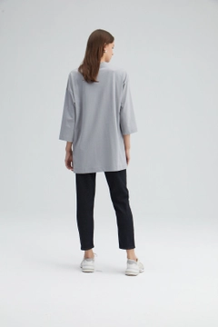 Bir model, Touche Prive toptan giyim markasının TOU10027 - Basic Oversize Blouse toptan Bluz ürününü sergiliyor.