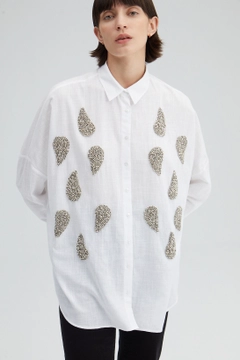 Una modella di abbigliamento all'ingrosso indossa TOU10031 - Stone Embroidered Cotton Shirt, vendita all'ingrosso turca di Camicia di Touche Prive