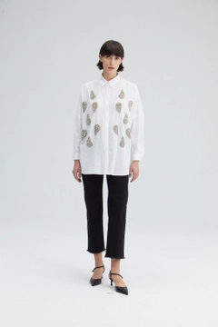 Bir model, Touche Prive toptan giyim markasının TOU10031 - Stone Embroidered Cotton Shirt toptan Gömlek ürününü sergiliyor.