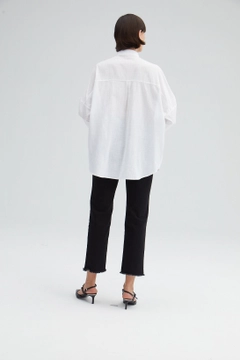 Un mannequin de vêtements en gros porte TOU10031 - Stone Embroidered Cotton Shirt, Chemise en gros de Touche Prive en provenance de Turquie