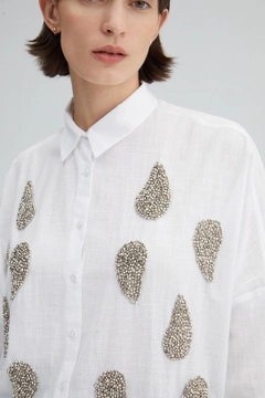 Una modella di abbigliamento all'ingrosso indossa TOU10031 - Stone Embroidered Cotton Shirt, vendita all'ingrosso turca di Camicia di Touche Prive