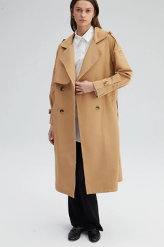 Ένα μοντέλο χονδρικής πώλησης ρούχων φοράει TOU10032 - Belted Double Breasted Trench Coat, τούρκικο Καπαρντίνα χονδρικής πώλησης από Touche Prive