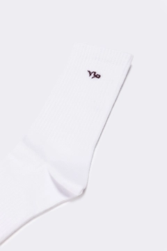 A wholesale clothing model wears tou11740-embroidered-socks-white-&-claret-red, Turkish wholesale Socks of Touche Prive