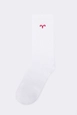 Bir model,  toptan giyim markasının tou11741-embroidered-socks-white-&-plum-color toptan  ürününü sergiliyor.