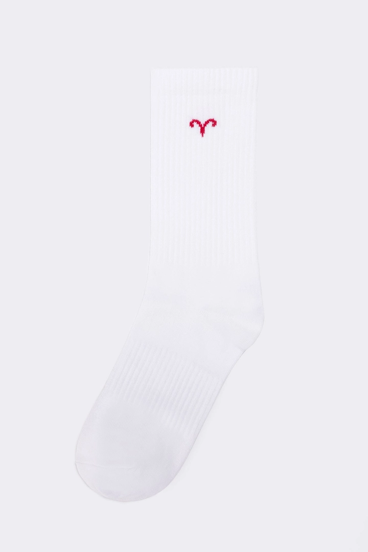 A wholesale clothing model wears tou11741-embroidered-socks-white-&-plum-color, Turkish wholesale Socks of Touche Prive