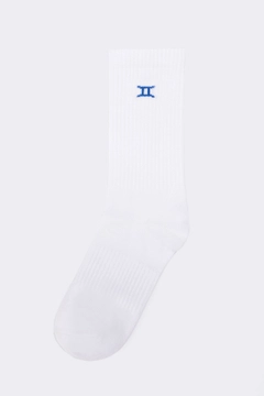 A wholesale clothing model wears tou11743-embroidered-socks-white-&-blue, Turkish wholesale Socks of Touche Prive