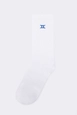 Bir model,  toptan giyim markasının tou11743-embroidered-socks-white-&-blue toptan  ürününü sergiliyor.