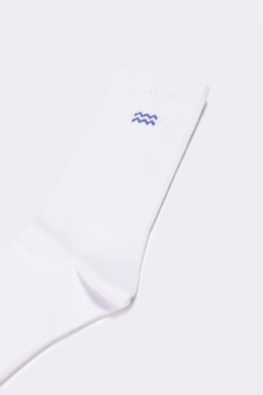 A wholesale clothing model wears tou11745-embroidered-socks-white-&-lilac, Turkish wholesale Socks of Touche Prive