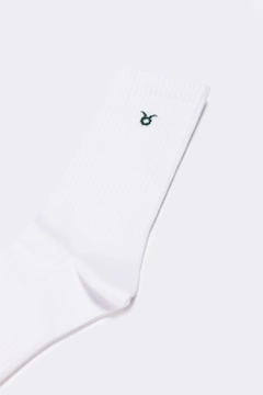 A wholesale clothing model wears tou11747-embroidered-socks-white-&-green, Turkish wholesale Socks of Touche Prive