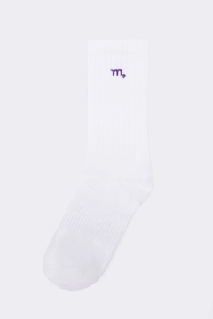 A wholesale clothing model wears tou11748-embroidered-socks-white-&-purple, Turkish wholesale Socks of Touche Prive