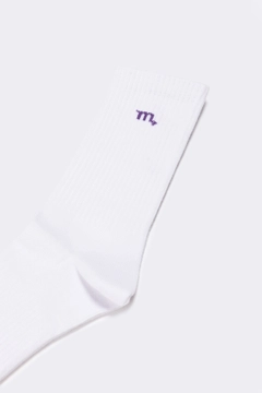 A wholesale clothing model wears tou11748-embroidered-socks-white-&-purple, Turkish wholesale Socks of Touche Prive