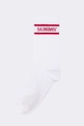 Bir model,  toptan giyim markasının tou11752-embroidered-socks-white-&-plum-color toptan  ürününü sergiliyor.
