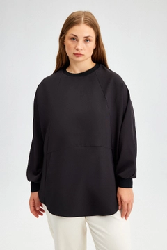 A wholesale clothing model wears tou12032-crepe-tunic-with-pockets-black, Turkish wholesale Tunic of Touche Prive