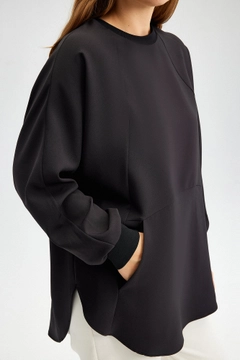 Un mannequin de vêtements en gros porte tou12032-crepe-tunic-with-pockets-black, Tunique en gros de Touche Prive en provenance de Turquie