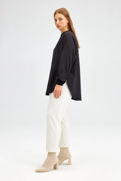 Ένα μοντέλο χονδρικής πώλησης ρούχων φοράει tou12032-crepe-tunic-with-pockets-black, τούρκικο τουνίκ χονδρικής πώλησης από Touche Prive