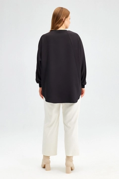 Bir model, Touche Prive toptan giyim markasının tou12032-crepe-tunic-with-pockets-black toptan Tunik ürününü sergiliyor.