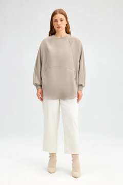 Bir model, Touche Prive toptan giyim markasının tou12033-crepe-tunic-with-pockets-beige toptan Tunik ürününü sergiliyor.