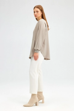 Bir model, Touche Prive toptan giyim markasının tou12033-crepe-tunic-with-pockets-beige toptan Tunik ürününü sergiliyor.