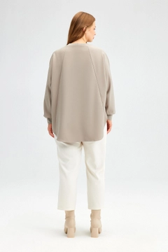 Ένα μοντέλο χονδρικής πώλησης ρούχων φοράει tou12033-crepe-tunic-with-pockets-beige, τούρκικο τουνίκ χονδρικής πώλησης από Touche Prive