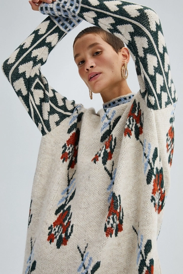 A wholesale clothing model wears  Floral Patterned Sweater - Cream
, Turkish wholesale Sweater of Touche Prive