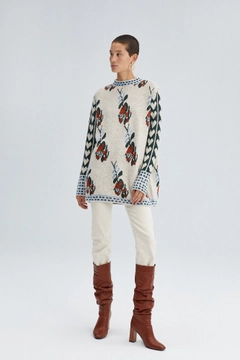 A wholesale clothing model wears tou12348-floral-patterned-sweater-cream, Turkish wholesale Sweater of Touche Prive