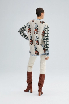 A wholesale clothing model wears tou12348-floral-patterned-sweater-cream, Turkish wholesale Sweater of Touche Prive