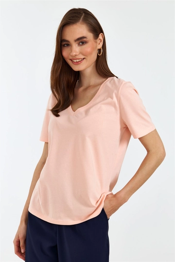 Bir model, Tuba Butik toptan giyim markasının  V Yaka Kısa Kollu Yavruağzı Kadın Tişört - Pink
 toptan Tişört ürününü sergiliyor.