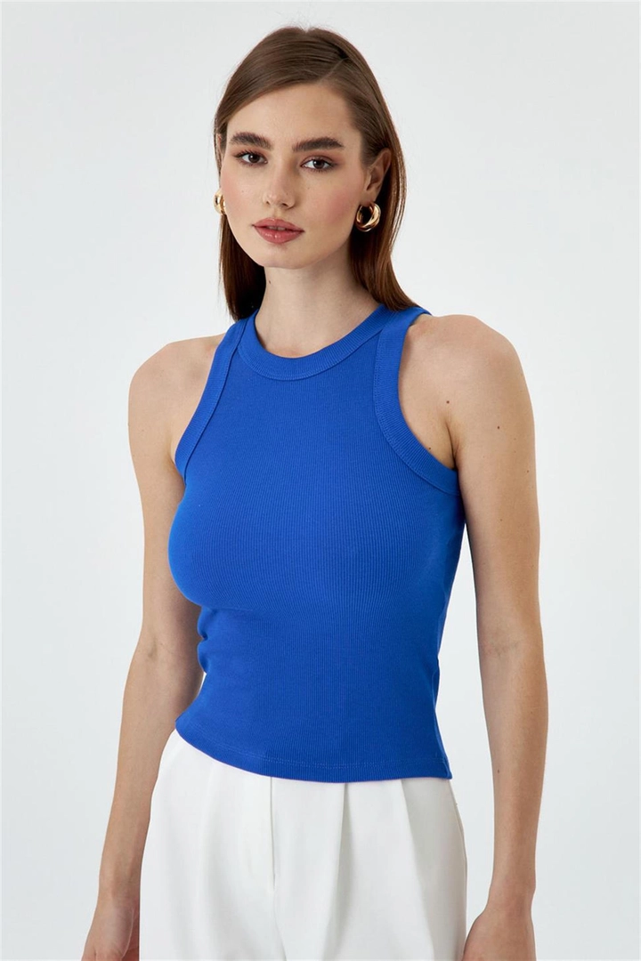 Ein Bekleidungsmodell aus dem Großhandel trägt TBU10750 - Halter Collar Corduroy Singlet - Saxe Blue, türkischer Großhandel Unterhemd von Tuba Butik