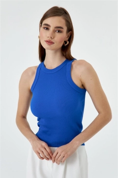 Bir model, Tuba Butik toptan giyim markasının TBU10750 - Halter Collar Corduroy Singlet - Saxe Blue toptan Atlet ürününü sergiliyor.